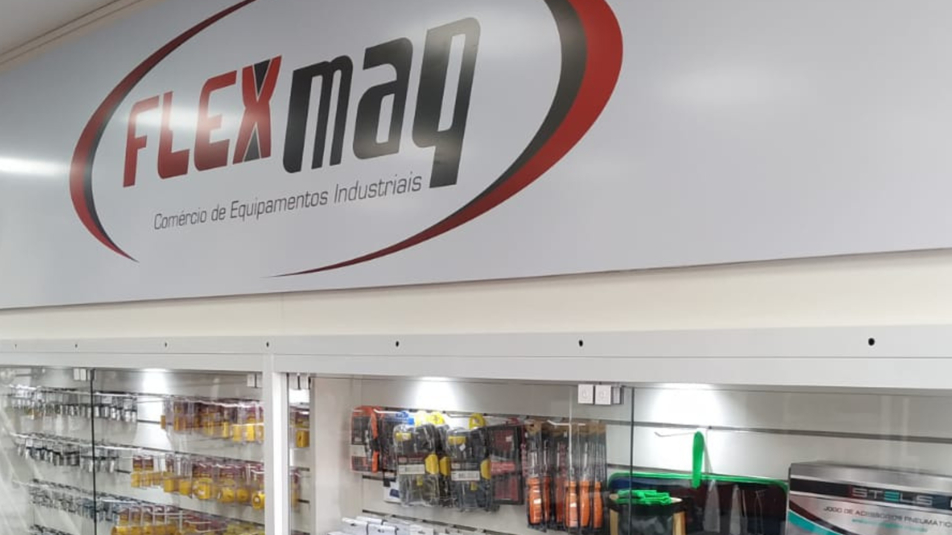 Interior da loja FlexMaq com prateleiras de produtos
